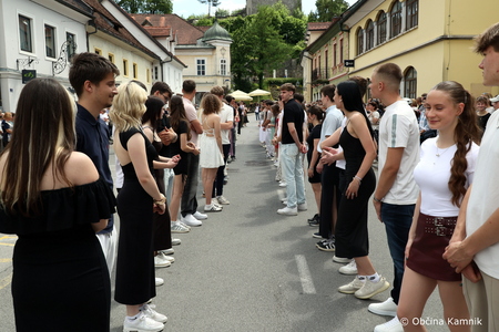 Četvorka maturantov oživila kamniški Glavni trg (8)